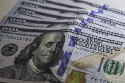 Dólar inicia a quinta-feira (11) praticamente estável