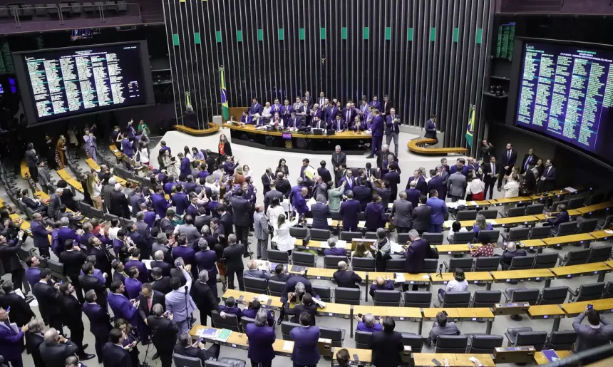 Câmara aprova segundo texto que regulamenta Reforma Tributária e inclui planos previdenciários na cobrança do imposto sobre herança