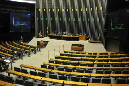 Projeto que debate redistribuição de vagas de deputados segue em discussão na Câmara