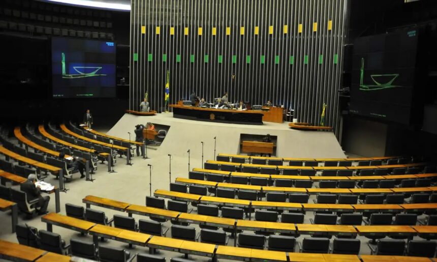 Projeto que debate redistribuição de vagas de deputados segue em discussão na Câmara