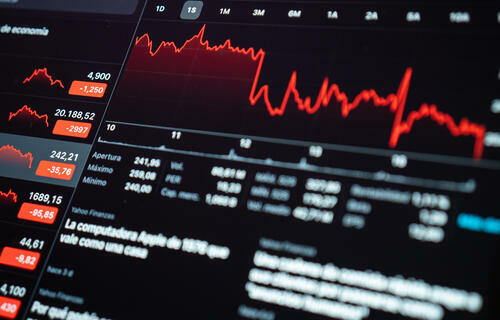 Ibovespa cai e termina sessão cotado aos 132 mil pontos