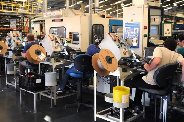 Indústria perde ritmo e deve crescer apenas 1,7% em 2025, aponta CNI
