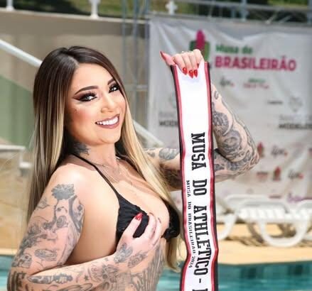 Sarah Lee publica foto sensual ostentando a sua faixa de Musa do Athletico-PR