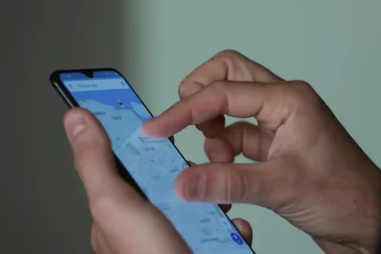 86% dos brasileiros defendem restrição do uso de celulares nas escolas