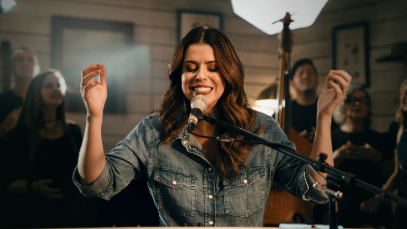 Rachel Novaes compartilha single “Em Teus Braços Estou Seguro”