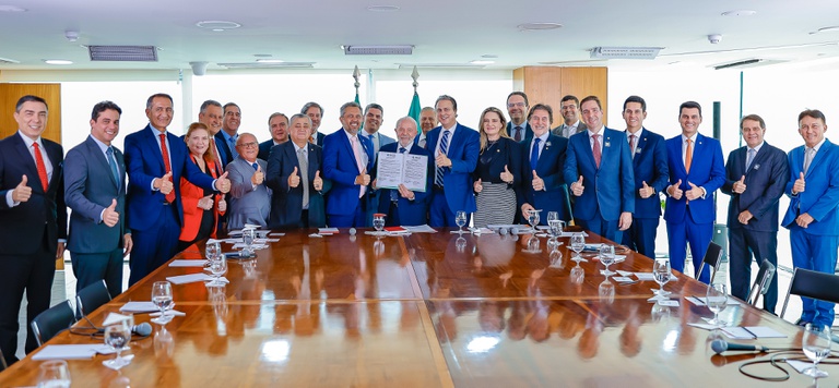 Assinada ordens de serviço para duplicar o Eixão das Águas no Ceará (Foto: Ricardo Stuckert)