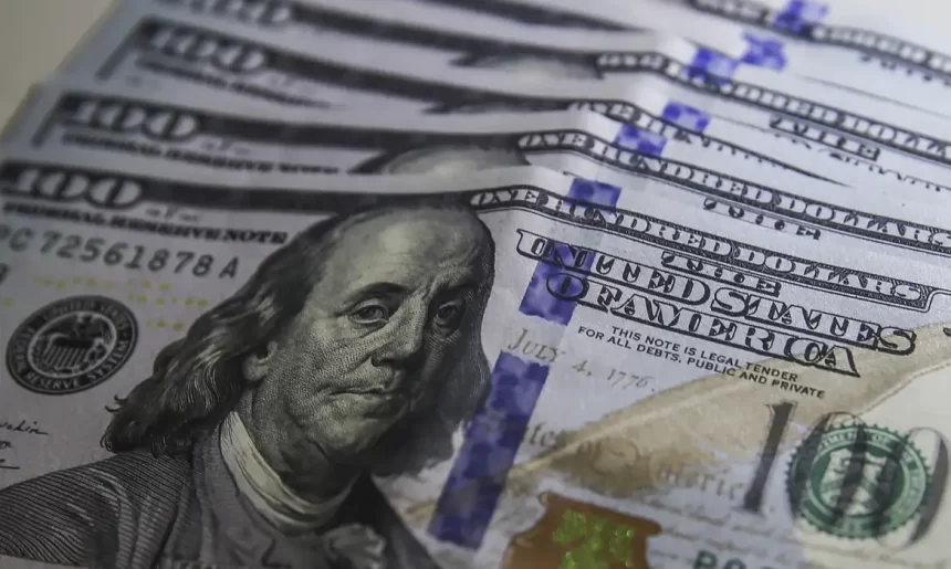 Dólar encerra em queda 0,60%