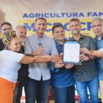 Waldez Góes assina primeiros contratos de nova linha de microcrédito para agricultura familiar