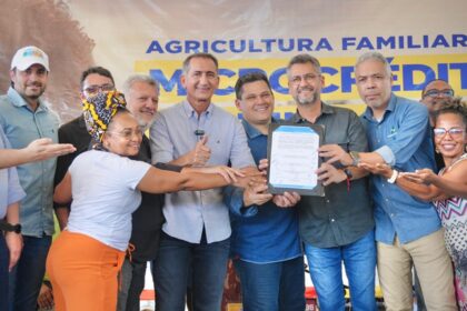 Waldez Góes assina primeiros contratos de nova linha de microcrédito para agricultura familiar