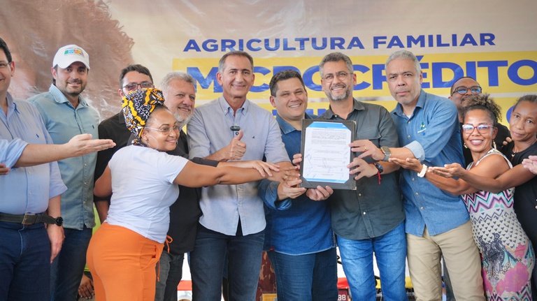 Waldez Góes assina primeiros contratos de nova linha de microcrédito para agricultura familiar