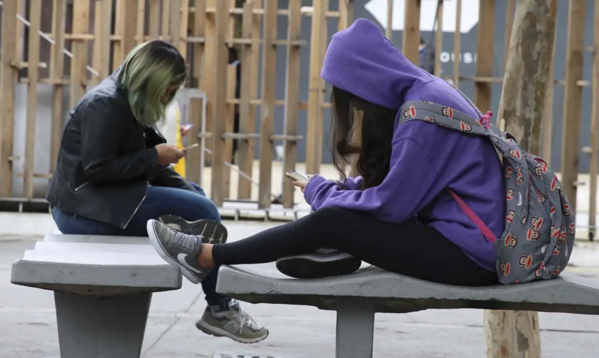 Celulares em escolas: secretarias de Educação têm até março para adaptação à lei que restringe uso