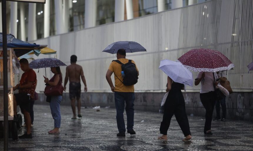 Reunião alinha estratégias para reduzir riscos com fortes chuvas no Sudeste