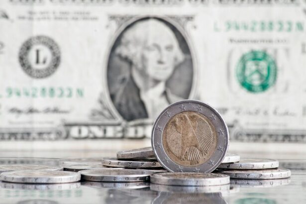 Dólar recua e fecha abaixo de R$ 5,50, com cenário externo e expectativas sobre Selic