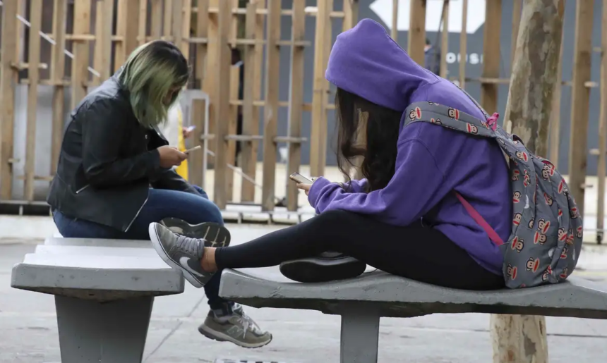 Restrição ao uso do celular nas escolas: quais são as orientações gerais do MEC às  redes de ensino