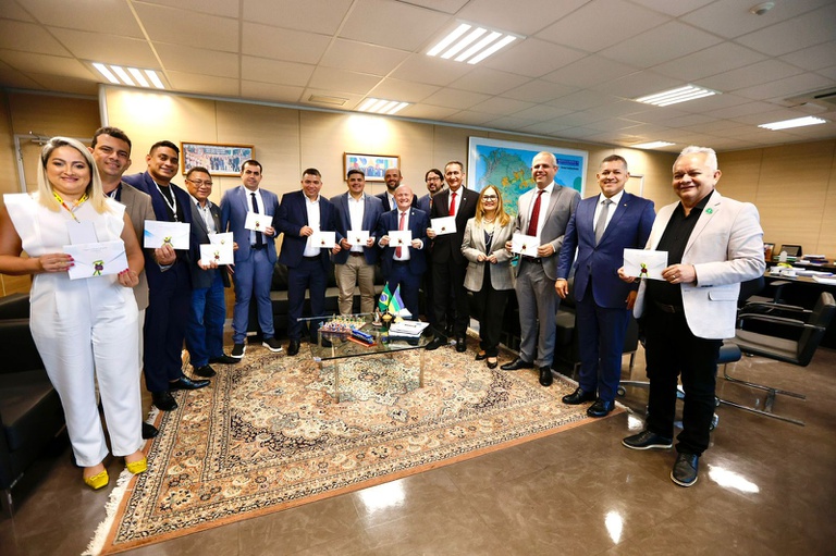 Waldez Góes apresenta programas federais a prefeitos do Amapá