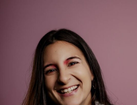 Mineira Carol Almeida trabalha os quatro elementos em EP poético e metafórico