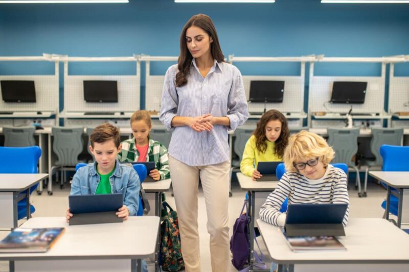 As inovações tecnológicas podem substituir a interação presencial em sala de aula?