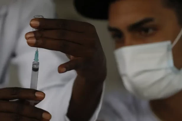 Covid-19: casos e óbitos apresentam queda entre final de fevereiro e início de março