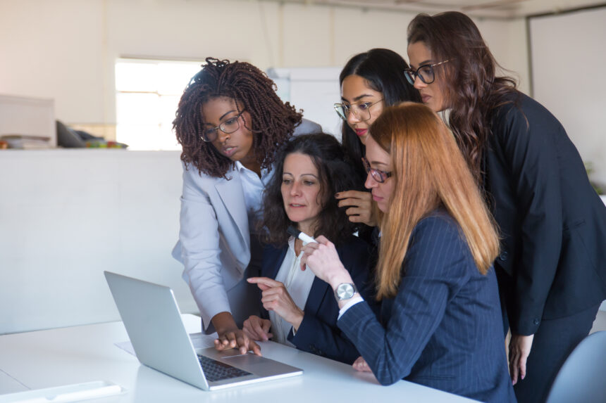 Dia da Mulher: 7 em cada 10 mulheres abriram mão da saúde física ou de hobbies em prol do trabalho