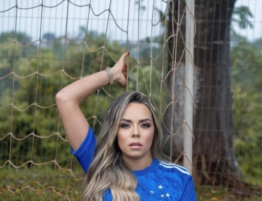 Modelo Naiara Rodrigues disputa para ser Musa do Cruzeiro e deseja inspirar outras mulheres