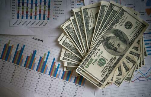 Dólar encerra último pregão em queda de 1,03%, cotado a R$ 5,80