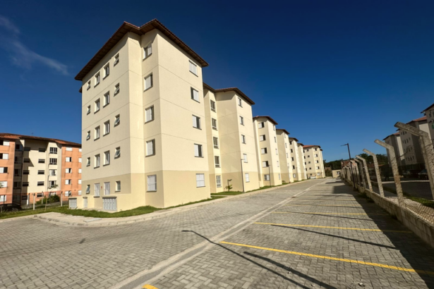 Famílias afetadas por desastres no Guarujá (SP) recebem moradias seguras