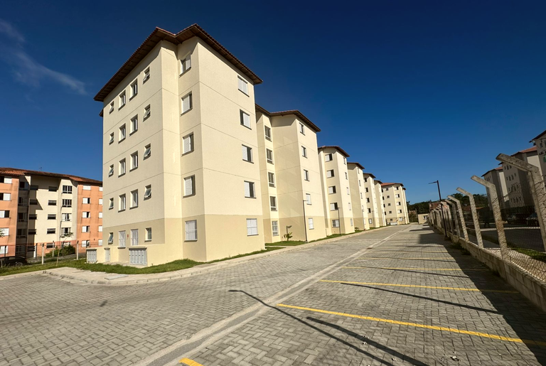 Famílias afetadas por desastres no Guarujá (SP) recebem moradias seguras