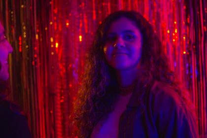 Lelê Azevedo estreia clipe da faixa-título de seu novo EP “Garota Errada”
