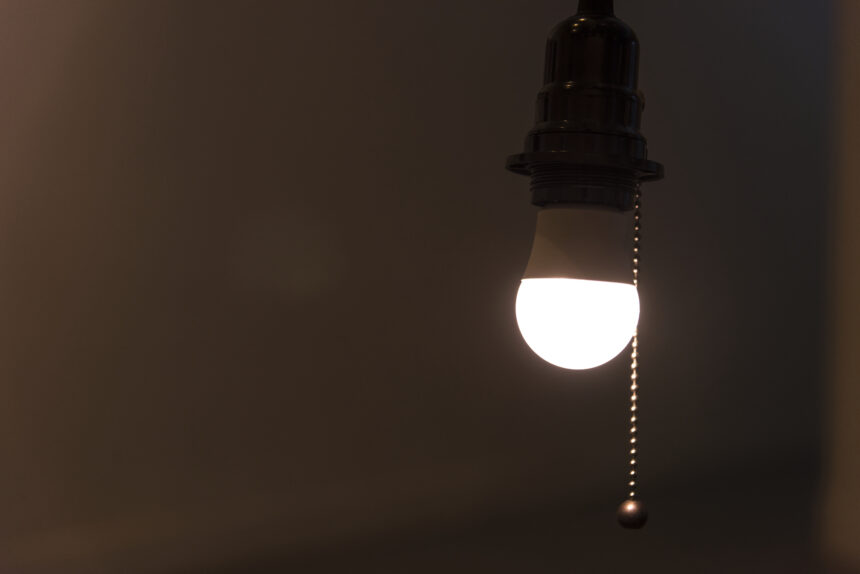 Bandeira amarela na conta de luz já está valendo; veja como economizar