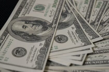 Dólar em queda, cotado a R$ 5,66