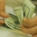 Dólar fecha em alta e é cotado a R$ 5,71