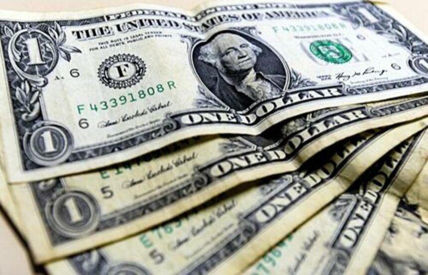 Dólar fecha última sessão em queda e vai a menor patamar em 7 meses