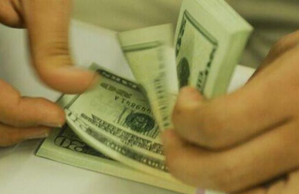 Dólar fecha com leve alta de 0,17%
