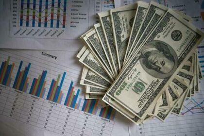 Em alta, dólar chega a R$ 5,67 no último pregão