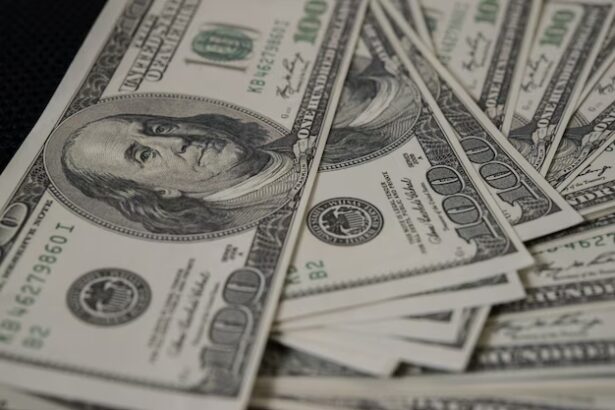 Quinta-feira começa com dólar em alta, a R$ 5,69