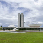 Derrubada de vetos e decretos marcam semana encurtada no Congresso