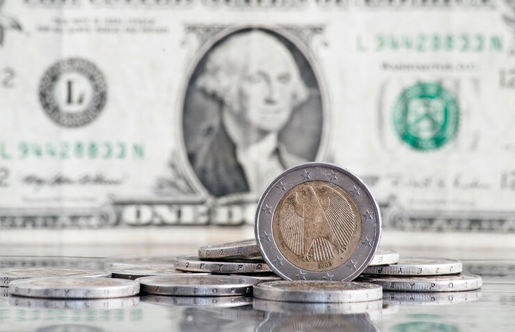 Dólar atinge menor valor em oito meses