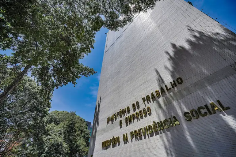 Empresários e deputados pressionam por revogação de portaria que restringe comércio em feriados