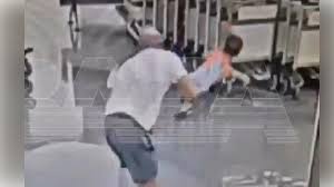 Criança afegã de 18 meses, fugindo do Irã, é brutalmente atacada no aeroporto de Moscou