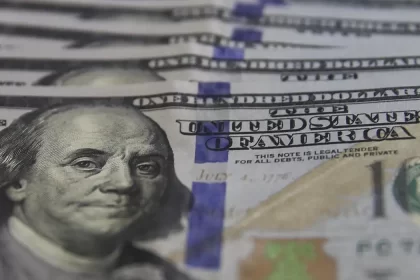 Dólar e euro encerram pregão em queda