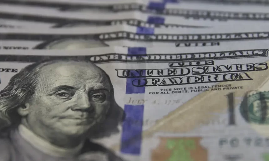 Dólar e euro encerram pregão em queda