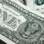 Dólar encerra pregão em alta