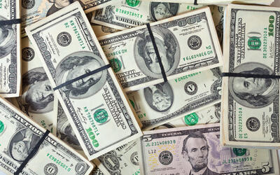 Dólar encerra pregão em baixa