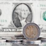 Dólar encerra pregão em baixa