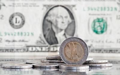 Dólar encerra pregão em baixa