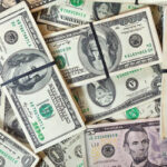 Dólar encerra pregão em baixa