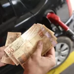 Gasolina, luz e passagens aéreas pressionam inflação em grandes cidades