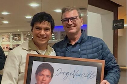 Jorge Vercillo recebe quadro comemorativo a Abramus, nos bastidores da turnê “Jorge Vercillo 30”