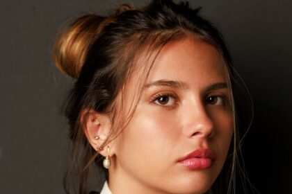 Mariana Lewis comemora novos passos da carreira em Londres