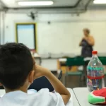 Uso excessivo de IA preocupa educadores e cientistas pelo impacto na aprendizagem